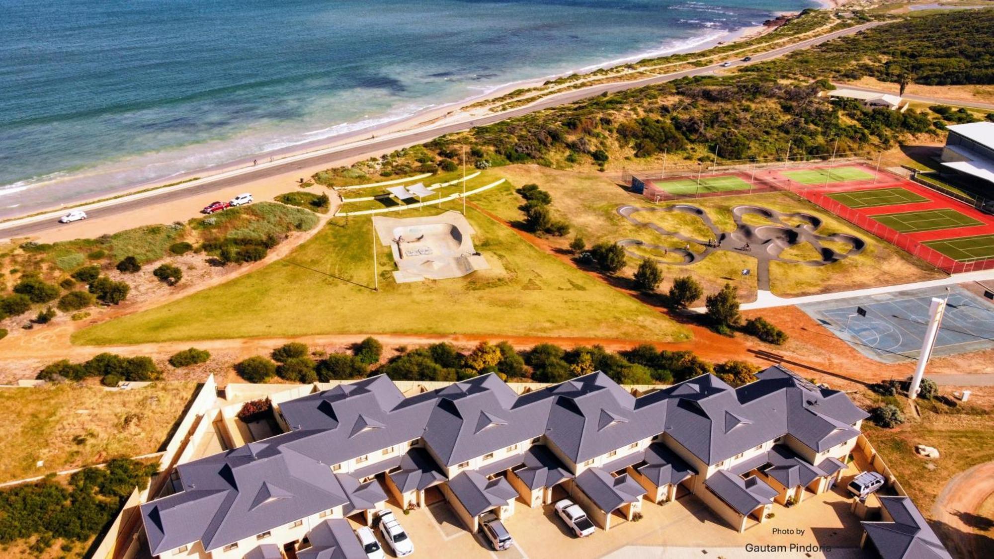 Port Denison Beach Resort Exteriör bild
